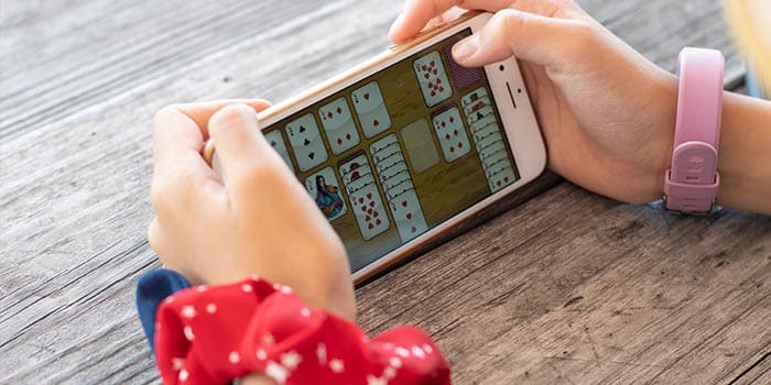 รอดไอแลนด์ต้องการลงโทษการเล่นเกมออนไลน์ใต้วัย แม้มีการทุจริต